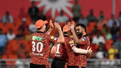 PBKS vs SRH: शशांक-आशुतोष की दिलेरी के बाद भी पंजाब किंग्स 2 रन से हारे, आखिरी ओवर में कैच टपकाकर और सिक्स लुटाकर भी सनराइजर्स हैदराबाद विजयी सनराइजर्स हैदराबाद ने कड़े मुकाबले में पंजाब किंग्स को मात दी.