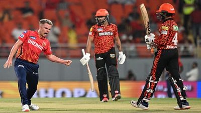 IPL 2024: सनराइजर्स हैदराबाद की जीत से टूटा बड़ा रिकॉर्ड, PBKS vs SRH के मैच में बने नए कीर्तिमान अभिषेक शर्मा (दाएं) के विकेट का जश्न मनाते सैम करन (बाएं)