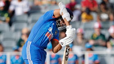 IPL 2024 में खेल रहे 250 क्रिकेटरों में से सिर्फ इस एक खिलाड़ी के लिए चिंता में पड़ा BCCI और पूरा देश, अचानक बढ़ी सबकी धड़कनें मैच के दौरान डिफेंस करते ओपनिंग बैटर यशस्वी जायसवाल