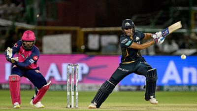 IPL 2024, RR vs GT: रोमांचक मुकाबले में राशिद- तेवतिया ने राजस्थान के जबड़े से छीनी जीत, गिल के 72 रन की बदौलत गुजरात ने आखिरी गेंद पर 3 विकेट से जीता मैच राजस्थान रॉयल्स के खिलाफ शॉट खेलते गुजरात के कप्तान शुभमन गिल