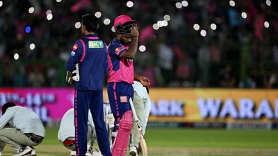 IPL 2024 में पहली बार के बाद छलका संजू सैमसन का दर्द, कहा- कुछ घंटे बाद बताऊंगा कि... राजस्थान की पारी के दौरान ब्रेक लेते संजू सैमसन