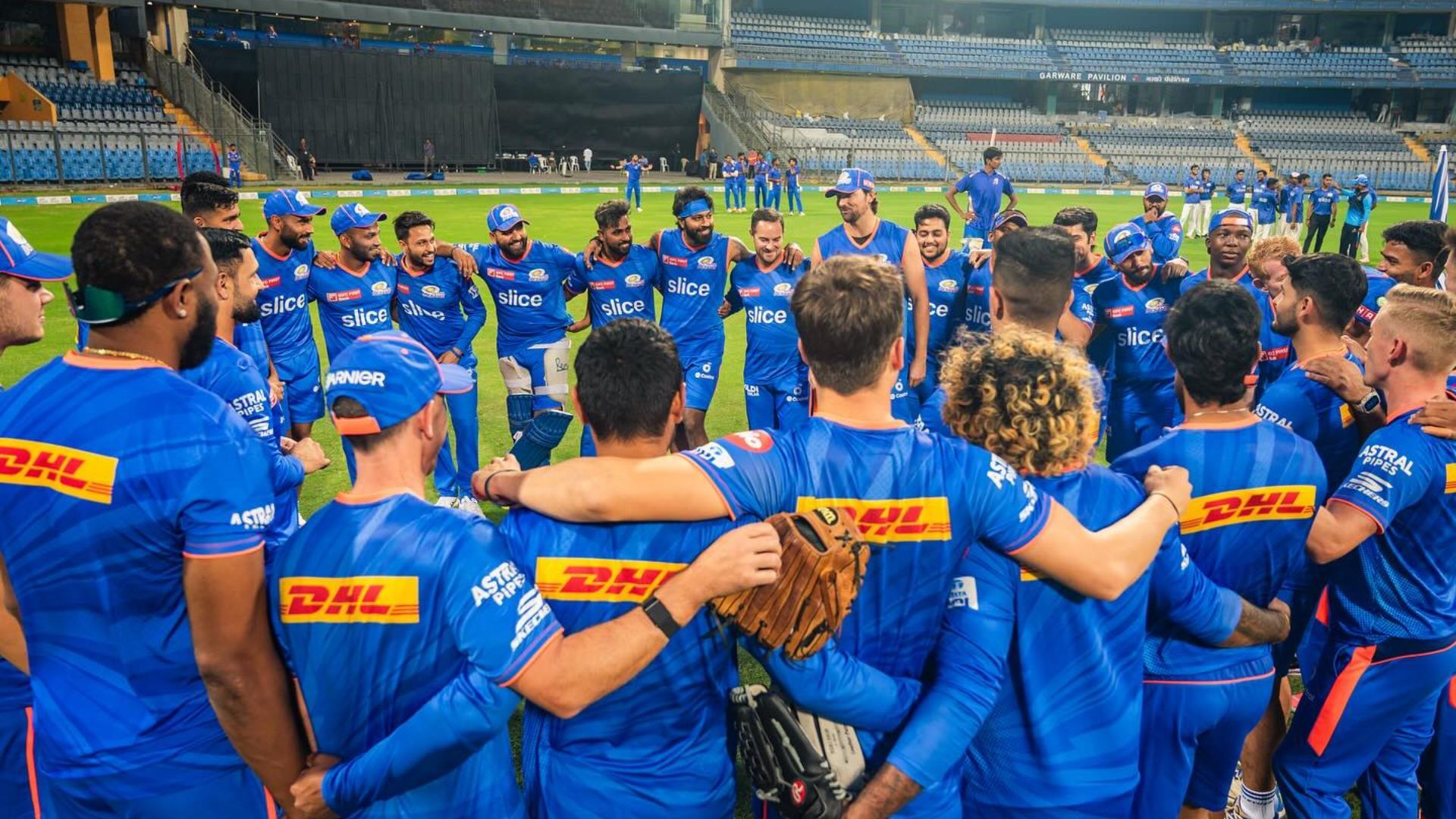 मुंबई इंडियंस को RCB के खिलाफ मैच से पहले जोर का धक्का, तूफानी विकेटकीपर बल्लेबाज बाहर, टीम में आया वर्ल्ड कप विजेता