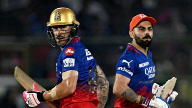 MI vs RCB : मुंबई के सामने मैच से पहले RCB के गेंदबाज ने बताई टीम की सबसे बड़ी समस्या, कहा - विदेशी खिलाड़ी विराट कोहली के साथ... आईपीएल 2024 में एक मैच के दौरान रन भागते फाफ डुप्लेसी और विराट कोहली