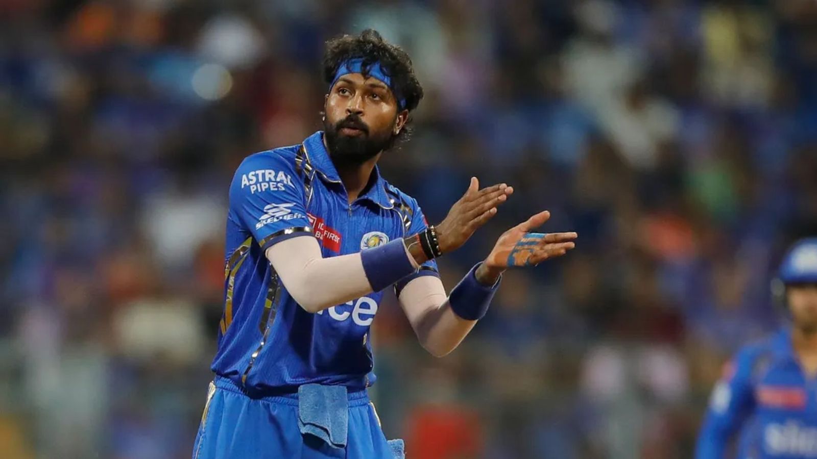 Hardik Pandya को फैंस ने फिर चिढ़ाया, RCB मुकाबले में हुई बूइंग, इस गड़बड़ी पर झेलना पड़ा गुस्सा, देखिए Video Hardik Pandya को फैंस ने फिर चिढ़ाया, RCB मुकाबले में हुई बूइंग, इस गड़बड़ी पर झेलना पड़ा गुस्सा, देखिए Video