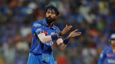 Hardik Pandya को फैंस ने फिर चिढ़ाया, RCB मुकाबले में हुई बूइंग, इस गड़बड़ी पर झेलना पड़ा गुस्सा, देखिए Video हार्दिक पंड्या मुंबई इंडियंस के कप्तान बनने के बाद से फैंस के निशाने पर हैं. (Photo: BCCI)