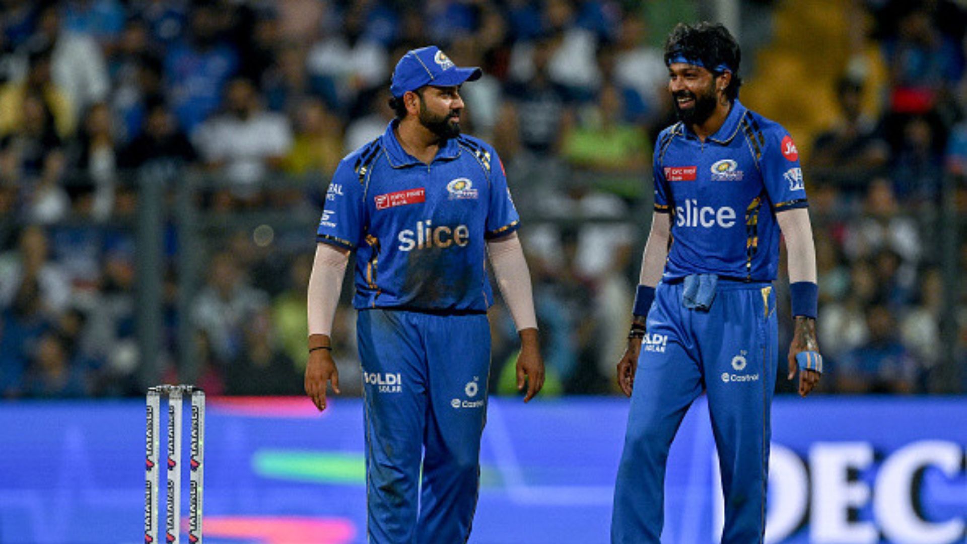 MI vs RCB: हार्दिक पंड्या ने नहीं मानी रोहित शर्मा की सलाह, दिनेश कार्तिक ने उड़ाई मौज, इस तरह परेशान हुए हिटमैन, देखिए Video