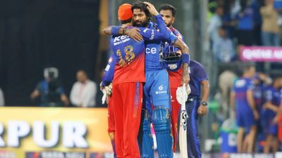 MI vs RCB: विराट कोहली ने हार्दिक पंड्या को छेड़ रहे दर्शकों को रोका, हाथ से इशारा कर कहा- ताली बजाओ, देखिए दिल जीतने वाला Video विराट कोहली ने मैच के बाद हार्दिक पंड्या को गले लगाया. Photo: BCCI