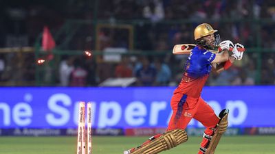 IPL 2024: 0,0,0, 'किंग्स 11 पंजाब वाला मैक्सवेल आ गया,' बल्ले में लगी जंग तो फैंस ने RCB के बल्लेबाज का जमकर उड़ाया मजाक मैच में क्लीन बोल्ड होने के बाद ग्लेन मैक्सवेल का रिएक्शन