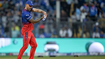 IPL 2024: फाफ डुप्लेसी को मुंबई इंडियंस से करारी शिकस्त के बाद याद आई बॉलिंग, बोले- हमेशा 4 ओवर के बाद... फाफ डुप्लेसी का मानना है कि टीम को जीत की राह बैटिंग से ही निकालनी होगी