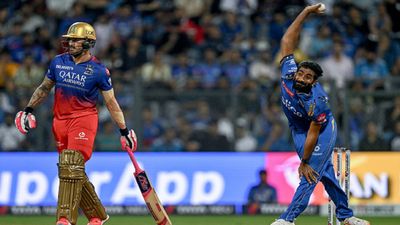 MI vs RCB, IPL 2024: जसप्रीत बुमराह के आगे RCB के कप्तान ने मान ली हार, बोले- जब उनके हाथ में गेंद दिखती है तो... रॉयल चैलेंजर्स बेंगलुरु के कप्तान फाफ डुप्लेसी (बाएं) और जसप्रीत बुमराह (दाएं)