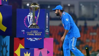 रोहित शर्मा खेलेंगे वनडे वर्ल्ड कप 2027? टीम इंडिया के कप्तान ने इंटरनेशनल क्रिकेट के भविष्य को लेकर दी बड़ी अपडेट वर्ल्ड कप 2023 की ट्रॉफी की तरह देखते हुए रोहित शर्मा