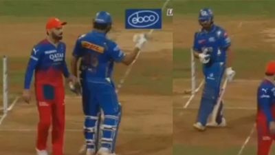 IPL 2024: विराट कोहली ने रोहित शर्मा के पेट पर मारा हाथ, बीच मैच में किया गया हिटमैन का इशारा हो गया वायरल, VIDEO मैच के बीच एक दूसरे से मजाक करते रोहित शर्मा और विराट कोहली