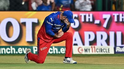 Glenn Maxwell : मुंबई से हार के बाद RCB के लिए बुरी खबर! ग्लेन मैक्सवेल अगले मैच से हो सकते हैं बाहर, जानें क्या है मामला ? आईपीएल 2024 में एक मैच के दौरान निराश ग्लेन मैक्सवेल