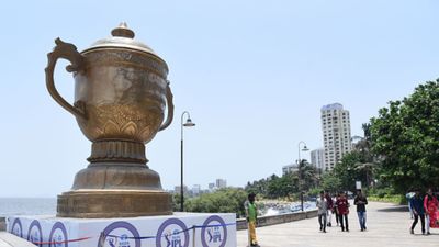 ड्रीम-11 पर टीम बनाने वालों के लिए जरूरी खबर, IPL 2024 के बीच ठगी का ये मामला होश उड़ा देगा, करोड़ों के चक्कर में... आईपीएल ट्रॉफी