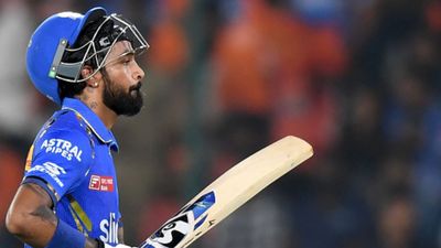 हार्दिक पंड्या के सौतेले भाई ने करोड़ों रुपए के फ्रॉड को लेकर पहली बार तोड़ी चुप्पी, परिवार को लेकर कह दी बड़ी बात मैच खत्म करने के बाद मैदान से बाहर जाते हार्दिक पंड्या