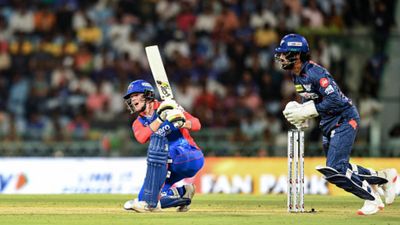 LSG vs DC : कुलदीप की फिरकी और IPL डेब्यू में जैकफ्रेजर की तूफानी फिफ्टी से दिल्ली की धमाकेदार जीत, लखनऊ को उसके घर में चखाया पहली हार का स्वाद LSG के खिलाफ मैच में शॉट लगाते दिल्ली के जैकफ्रेजर मैकगर्क