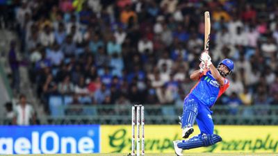 IPL 2024: 24 गेंद पर 41 रन ठोकने वाले ऋषभ पंत का बड़ा कमाल, जो अब तक कोई नहीं कर पाया वो विकेटकीपर ने कर दिखाया लखनऊ के खिलाफ विकेट के पीछे शॉट खेलते ऋषभ पंत