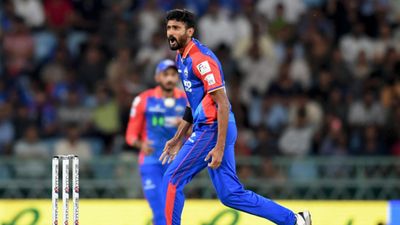 IPL 2024 Purple Cap List: चौथे नंबर पर पहुंचे दिल्ली कैपिटल्स के खलील अहमद तो तीसरे नंबर पर काबिज है CSK का गेंदबाज, पूरी लिस्ट देखें गेंदबाजी के दौरान विकेट लेने के बाद जश्न मनाते खलील अहमद