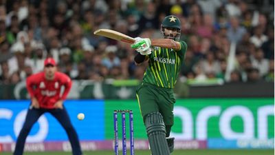 T20 World Cup की रेस से बाहर चल रहे पाकिस्तानी कप्तान की दहाड़, 140 रनों की पारी से काटा बवाल टी20 वर्ल्ड कप 2022 में इंग्लैंड के खिलाफ शॉट खेलते शान मसूद