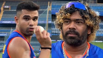 MI vs CSK : सचिन के बेटे अर्जुन तेंदुलकर की गेंदबाजी से खुश नजर आए लसिथ मलिंगा, बताया क्यों उन्हें मुंबई की Playing XI में नहीं मिल रही जगह? आईपीएल 2024 सीजन के दौरान नेट्स में अर्जन तेंदुलकर और मुंबई के गेंदबाजी कोच लसिथ मलिंगा