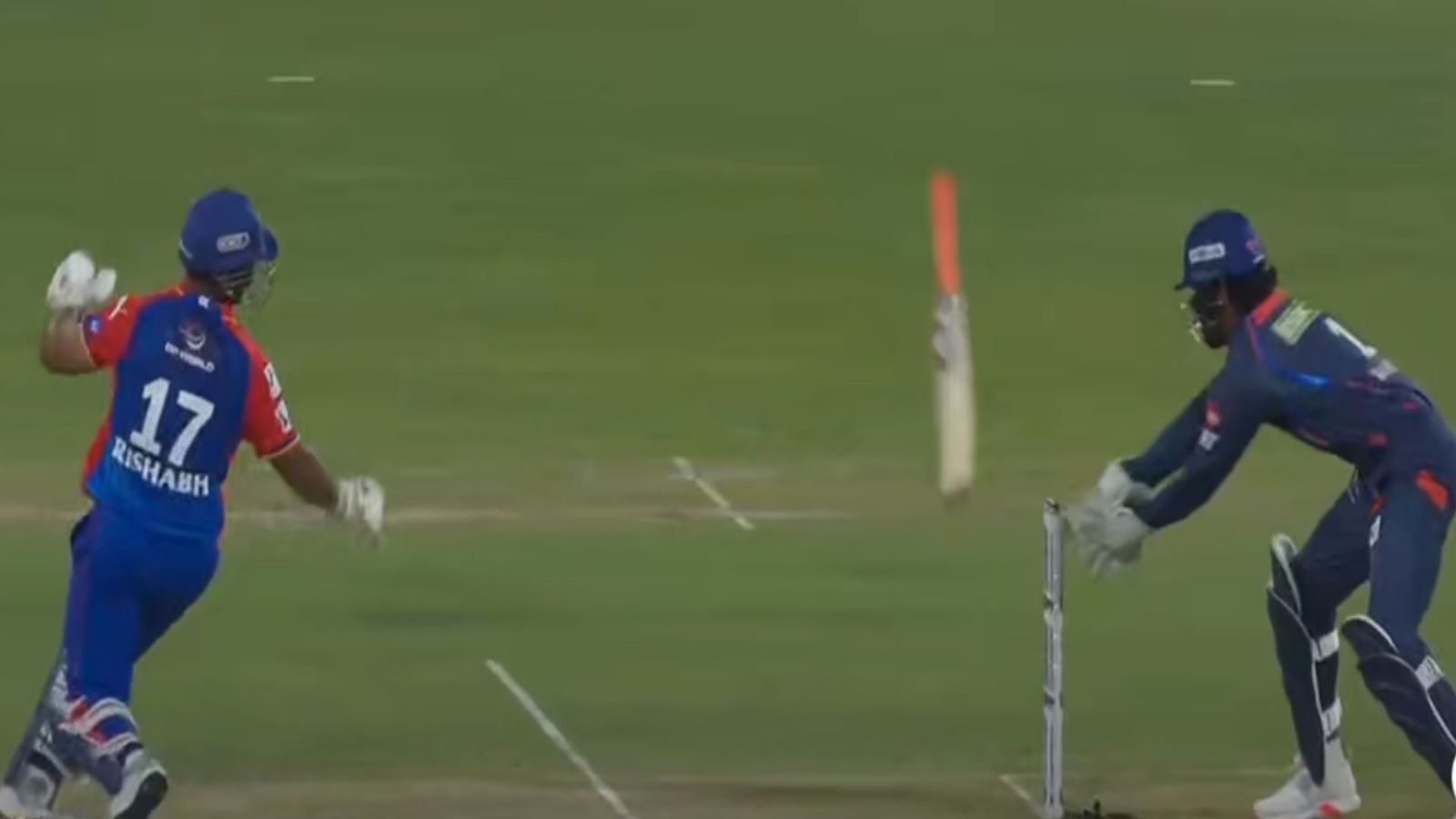 LSG vs DC मैच के दौरान टला बड़ा हादसा! ऋषभ पंत के बल्ले से घायल होते-होते बचे केएल राहुल, Video से जानें क्या है मामला ? LSG vs DC मैच के दौरान टला बड़ा हादसा! ऋषभ पंत के बल्ले से घायल होते-होते बचे केएल राहुल, Video से जानें क्या है मामला ?