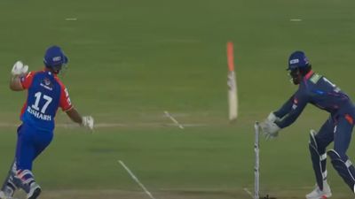 LSG vs DC मैच के दौरान टला बड़ा हादसा! ऋषभ पंत के बल्ले से घायल होते-होते बचे केएल राहुल, Video से जानें क्या है मामला ? LSG vs DC मैच में शॉट के दौरान ऋषभ पंत के हाथ से बल्ला छूटकर केएल राहुल के लगा