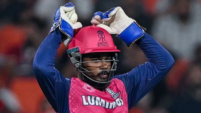 'MI और CSK के बाद हमें ही लोग देखते हैं', गप्पे लड़ा रहे थे पंजाब- राजस्थान के खिलाड़ी, वायरल हो गई संजू सैमसन की बातचीत मैच के दौरान कैच छूटने के बाद संजू सैमसन का रिएक्शन