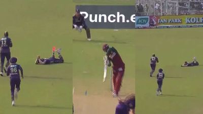 KKR vs LSG : केकेआर के रमनदीप ने पॉइंट में हवा में उड़ते हुए लपका अद्भुत कैच, बल्लेबाज सहित सभी फैंस हुए हैरान, देखें Video आईपीएल 2024 सीजन में केकेआर के सामने शॉट खेलते दीपक हुड्डा और कैच लेते रमनदीप सिंह