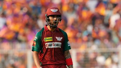 KKR vs LSG : केएल राहुल ने कोलकाता के मैदान में जड़ा खास 'तिहरा', धोनी और कोहली के स्पेशल क्लब में बनाई जगह KKR के खिलाफ मैच के दौरान केएल राहुल