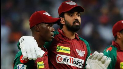 Shamar Joseph: 10 गेंद 22 रन, जिसने तोड़ा ऑस्ट्रेलिया का गुरूर उसे पहला ओवर फेंकने में छूटे पसीने, राहुल को करनी पड़ी मदद शमार जोसेफ लखऩऊ सुपर जायंट्स के कप्तान केएल राहुल के साथ.