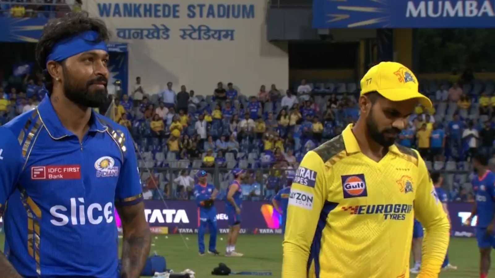 MI vs CSK, Hardik Pandya : हार्दिक पंड्या के मैदान में आते ही फैंस ने फिर उन्हें चिढ़ाया, विराट कोहली के मना करने के बावजूद हुआ ऐसा, देखें Video   MI vs CSK, Hardik Pandya : हार्दिक पंड्या के मैदान में आते ही फैंस ने फिर उन्हें चिढ़ाया, विराट कोहली के मना करने के बावजूद हुआ ऐसा, देखें Video