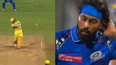 MS Dhoni Hat-Trick Sixes Video : धोनी ने हार्दिक पंड्या की बखिया उधेड़ी, 3 लगातार छक्कों से 4 गेंद में कूटे 20 रन, देखें Video महेंद्र सिंह धोनी से छक्का खाने के बाद हार्दिक पंड्या