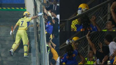 MS Dhoni : हार्दिक पंड्या की गेंदों में लगातार 3 छक्के उड़ाने के बाद धोनी ने मुंबई की नन्हीं फैन को दिया ख़ास गिफ्ट, वायरल हुआ Video 4 गेंद में 20 रन ठोकने के बाद ड्रेसिंग रूम की तरफ जाते हुए एक फैन को बॉल गिफ्ट में देते एमएस धोनी