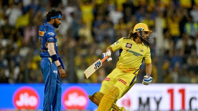 MI vs CSK : हार्दिक पंड्या ने चेन्नई से हार के बाद उगला कड़वा सच, बताया कैसे धोनी की चाल और CSK के एक गेंदबाज ने छीन लिया मुंबई से मैच हार्दिक पंड्या की गेंद पर शॉट खेलकर रन भागते एमएस धोनी