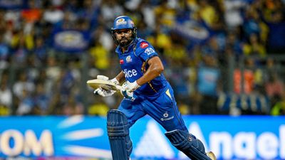 MI vs CSK: रोहित शर्मा की शतकीय पारी को लेकर दिग्गज क्रिकेटर का बड़ा बयान, कहा- उसे खुद की... चेन्नई के खिलाफ मैच के दौरान सिंगल लेते रोहित शर्मा