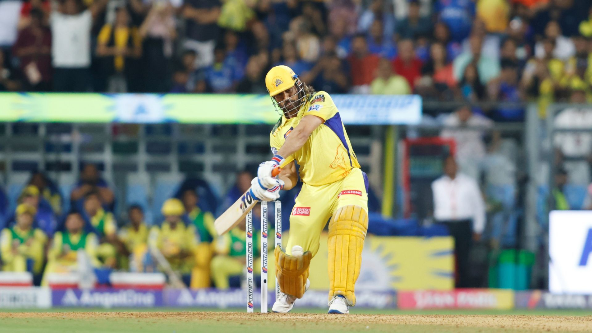 MS Dhoni ने तीन छक्के उड़ाकर हार्दिक पंड्या को पीटा तो रोहित को आई हंसी, सारा तेंदुलकर, करीना कपूर और अभिषेक बच्चन दंग, देखिए Video