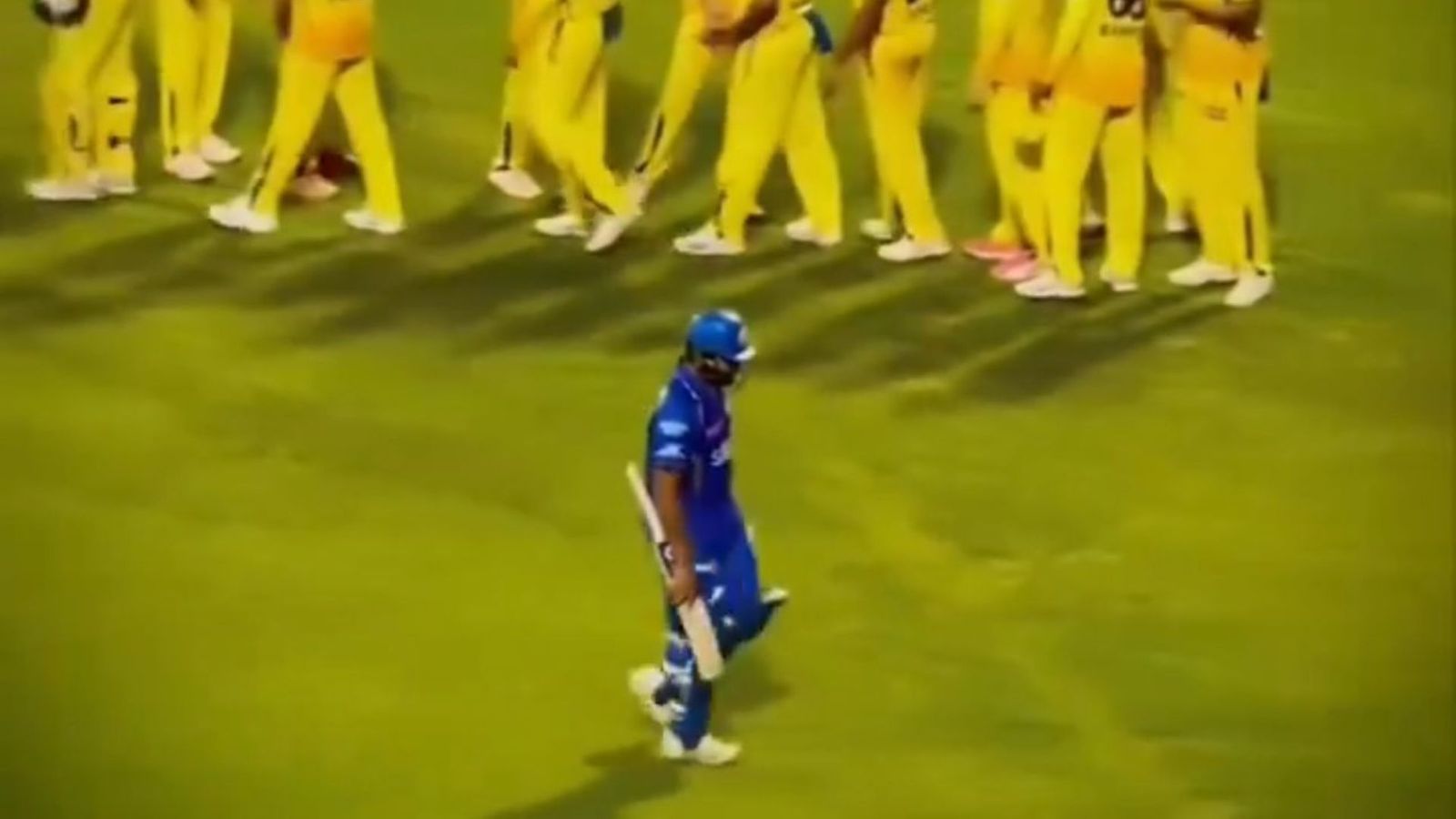 रोहित शर्मा हार के बाद हुए इमोशनल, टूटे दिल और थके-हारे कदमों से अकेले लौटे, मुंबई इंडियंस का कोई खिलाड़ी नहीं आया साथ, देखिए Video रोहित शर्मा हार के बाद हुए इमोशनल, टूटे दिल और थके-हारे कदमों से अकेले लौटे, मुंबई इंडियंस का कोई खिलाड़ी नहीं आया साथ, देखिए Video