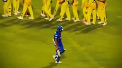 रोहित शर्मा हार के बाद हुए इमोशनल, टूटे दिल और थके-हारे कदमों से अकेले लौटे, मुंबई इंडियंस का कोई खिलाड़ी नहीं आया साथ, देखिए Video रोहित शर्मा MI vs CSK मैच के बाद अकेले पवेलियन गए.