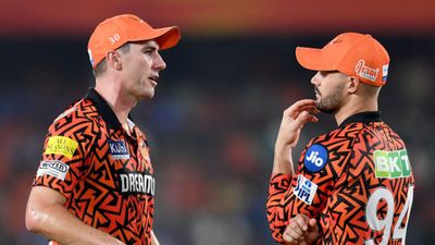 RCB vs SRH: 'मैं हार मान चुका हूं', गेंदबाजों का बना मजाक तो वर्ल्ड कप विजेता कप्तान भी रह गया दंग, कमिंस बोले- मैंने कभी नहीं सोचा था गेंदबाजों की पिटाई के दौरान एडम मार्करम से बात करते पैट कमिंस
