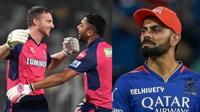 KKR vs RR: 55 गेंद पर शतक उड़ाने वाले जॉस बटलर ने विराट कोहली और क्रिस गेल को छोड़ा पीछे, KKR के खिलाफ लगाई रिकॉर्ड्स की झड़ी टीम की जीत दिलाने के बाद जॉस बटलर के साथ जश्न मनाते आवेश खान, मैच के दौरान निराश विराट कोहली