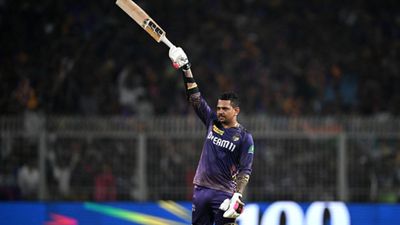 IPL 2024: इस भारतीय बल्लेबाज के चलते दोबारा ओपनर बने सुनील नरेन, मैच के बाद कहा- मेरा मजाक बन जाता... शतक ठोकने के बाद हवा में बैट लहराते सुनील नरेन