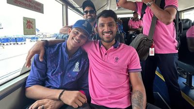 'शाहरुख सर से मिलाओ यार', यशस्वी जायसवाल ने KKR के खिलाड़ियों से की मिन्नतें तो किंग खान ने इस तरह पूरी की तमन्ना, देखिए Video यशस्वी जायसवाल और ध्रुव जुरेल राजस्थान रॉयल्स के दो युवा सितारे हैं.