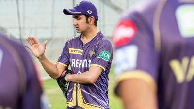 IPL 2024: गौतम गंभीर को चुभ रही है राजस्थान के खिलाफ मिली हार, IPL की गेंद बदलने की कर डाली मांग ट्रेनिंग सेशन के दौरान टीम से बात करते गौतम गंभीर