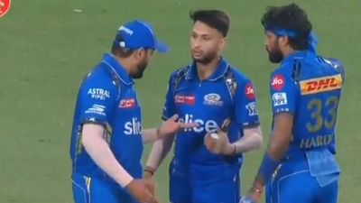 PBKS vs MI : हार्दिक पंड्या को अनसुना करके मुंबई इंडियंस के गेंदबाज ने रोहित शर्मा से की बात, आखिरी ओवर से पहले ये क्या हुआ? वायरल Video ने खड़े किए सवाल! पंजाब के खिलाफ आखिरी ओवर से पहले रोहित से बातचीत करते आकाश मधवाल और साथ में खड़े हार्दिक पंड्या