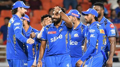 IPL 2024 Purple Cap: जसप्रीत बुमराह के सिर पर सजी पर्पल कैप, PBKS vs MI मैच के बाद टॉप 5 में तीन बड़े बदलाव पंजाब किंग्स के खिलाफ विकेट का जश्न मनाते जसप्रीत बुमराह (बीच में)