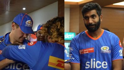 PBKS vs MI : मुंबई इंडियंस के ड्रेसिंग रूम में जसप्रीत बुमराह की अनदेखी! 4 ओवर में 21 रन पर 3 विकेट लेने के बावजूद दूसरे गेंदबाज को मिला इनाम तो बजाते रह गए ताली, देखें Video गेराल्ड कोएत्जिया को जीत का बैज देते लसिथ मलिंगा दूसरी तरफ खड़े होकर देखते जसप्रीत बुमराह