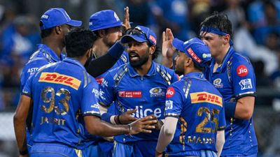 IPL 2024: हार्दिक पंड्या की कप्तानी से खुश नहीं है मुंबई इंडियंस का सीनियर खिलाड़ी, पोस्ट में खोली पोल फिर डिलीट कर दिया सबकुछ खिलाड़ियों को मैसेज पास करते मुंबई के कप्तान हार्दिक पंड्या