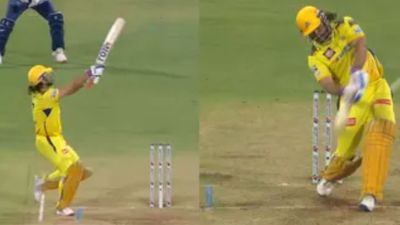 LSG vs CSK, MS Dhoni Six : महेंद्र सिंह धोनी का 'सूर्या' अवतार, तेज गेंदबाज को स्कूप शॉट से मारा गगनचुम्बी छक्का, Video हुआ वायरल LSG के खिलाफ मैच के दौरान छक्का लगाते धोनी