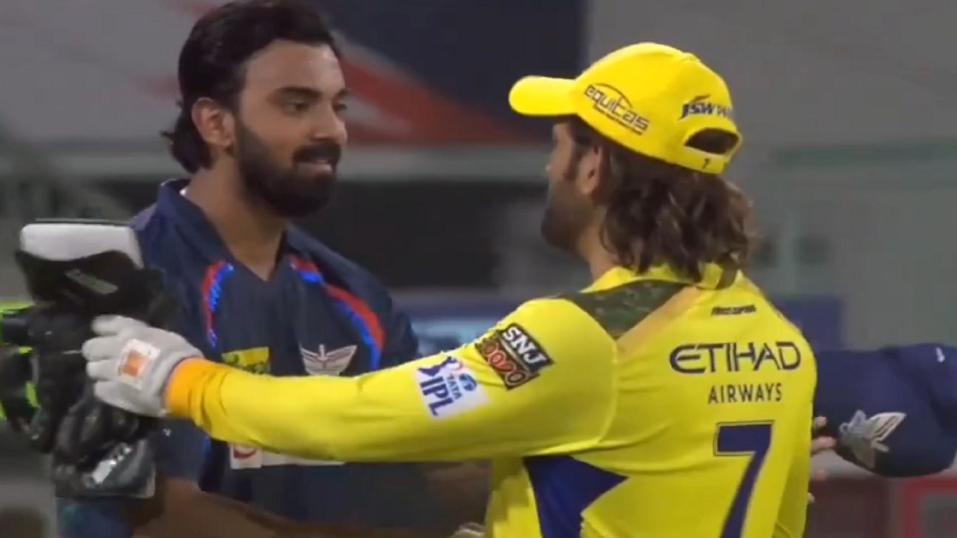 IPL 2024: केएल राहुल ने एमएस धोनी से हाथ मिलाने से पहले उतारी अपनी कैप, Video में देखें CSK स्‍टार का कमाल का रिएक्‍शन