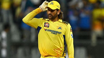 LSG vs CSK: चेन्नई सुपर किंग्स की करारी हार के बाद बल्लेबाजों को मिली चेतावनी, कोच बोले- टीम तभी जीतेगी जब धोनी को... मैच के दौरान विकेटकीपिंग करते एमएस धोनी